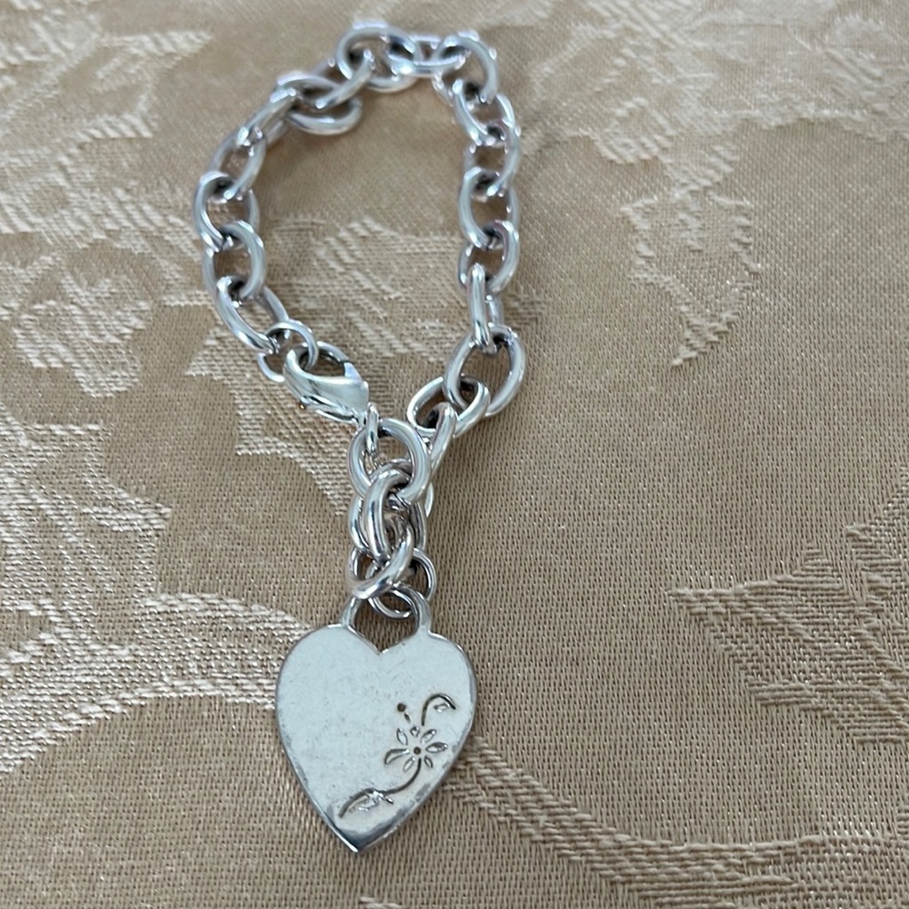 Nine West heart braclet very good condition minor wear on the heart part